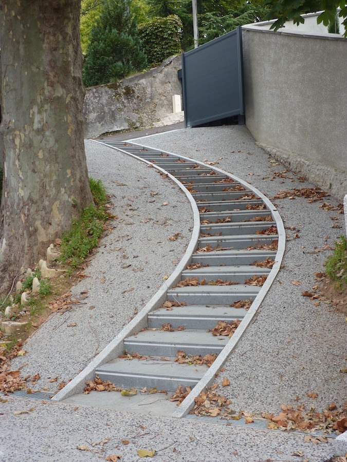 escalier-marches-monobloc-beton-desactive_Beynost